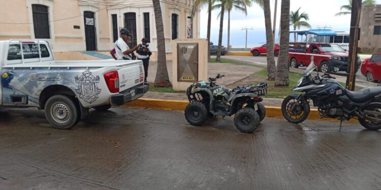 Policía Municipal sorprende a adulto mayor dañando alumbrado público