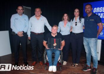 Entrega Grupo Petroil reconocimiento a la paralímpica Rosa María Guerrero