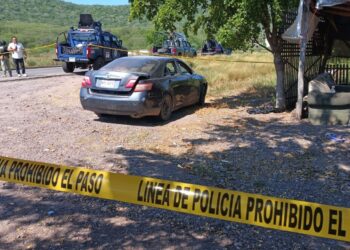 Encuentran dos cuerpos en vehículo abandonado al sur de Culiacán