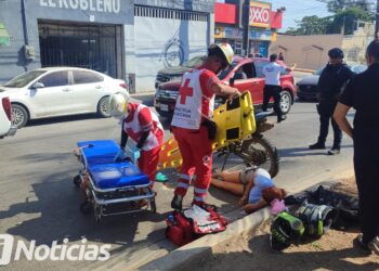 Motociclistas resultan lesionados al caer de motocicleta en la Gabriel Leyva