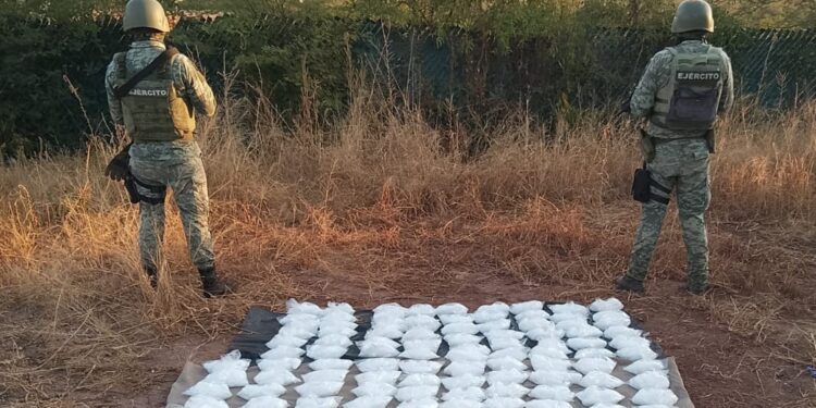 Ejército Mexicano asegura alrededor de 70 kilogramos de posible metanfetamina en Sinaloa