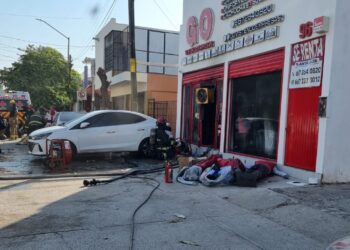 Hombres prenden fuego a negocio de uniformes en Culiacan