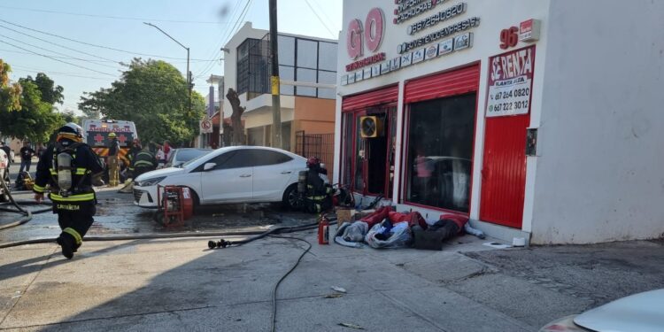 Hombres prenden fuego a negocio de uniformes en Culiacan