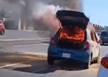 Se incendia vehículo cuando circulaba por el Fraccionamiento Montebello en Culiacán