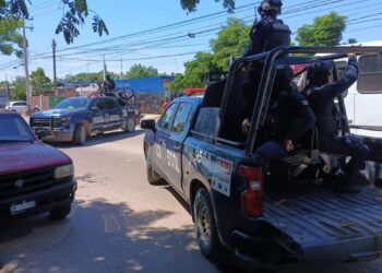 Sujetos armados con rifles de asalto despojan vehículo Cupra en Culiacán