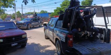 Sujetos armados con rifles de asalto despojan vehículo Cupra en Culiacán