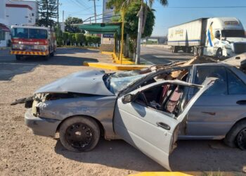Bombero de Culiacán termina lesionado tras estrellar su auto contra camión de carga