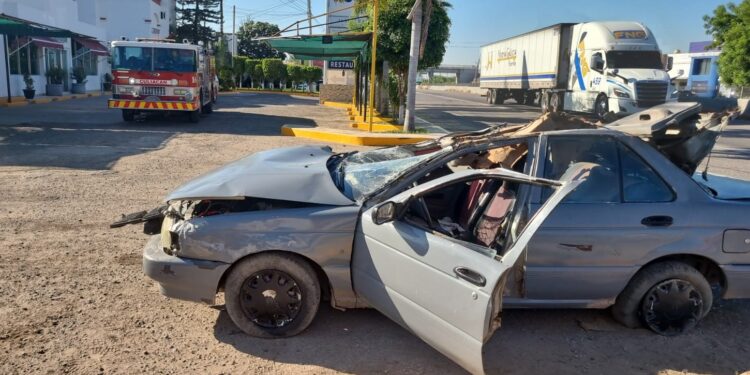 Bombero de Culiacán termina lesionado tras estrellar su auto contra camión de carga
