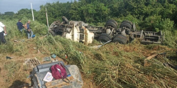 Vuelca camión de carga cerca de Aguacaliente de Gárate, Concordia