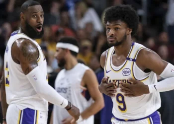 LeBron James y su hijo Bronny hacen historia al jugar juntos en la NBA en duelo de pretemporada