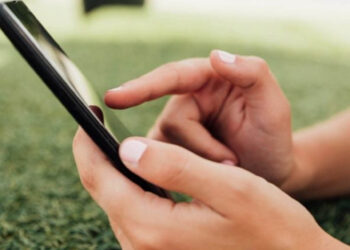 Mujer regresa un iPhone que encontró tirado en la calle y termina detenida por secuestro