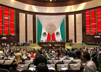 Cámara de Diputados aprueba reforma que obliga a patrones a proveer asientos con respaldo