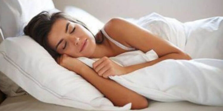 Toma asiento antes de conocer el significado de dormir con las muñecas dobladas