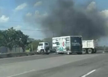 Bloquean carretera de la salida sur de Culiacán; prenden fuego a camiones