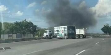 Bloquean carretera de la salida sur de Culiacán; prenden fuego a camiones