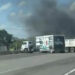 Bloquean carretera de la salida sur de Culiacán; prenden fuego a camiones