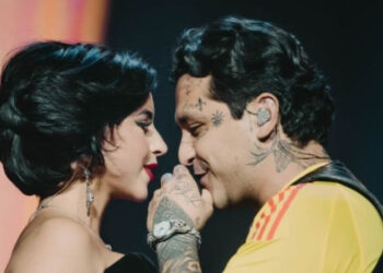 Nodal olvida su demanda en Colombia, aparece en aquel país y protagoniza un romántico beso con su esposa Ángela Aguillar