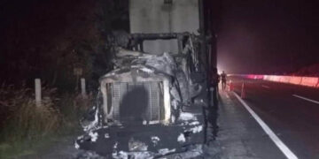 Se incendia tráiler en la autopista La Costera por aparente falla mecánica