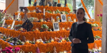 Claudia Sheinbaum presenta la ofrenda de Día de Muertos en Palacio Nacional dedicada a las heroínas de la patria