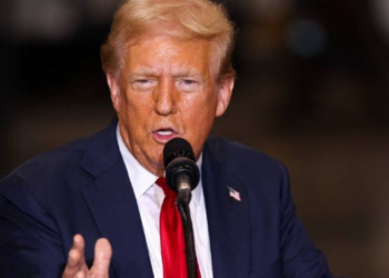Donald Trump amaga a México con imponer aranceles del 25% si no frena la migración