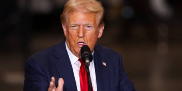 Donald Trump amaga a México con imponer aranceles del 25% si no frena la migración