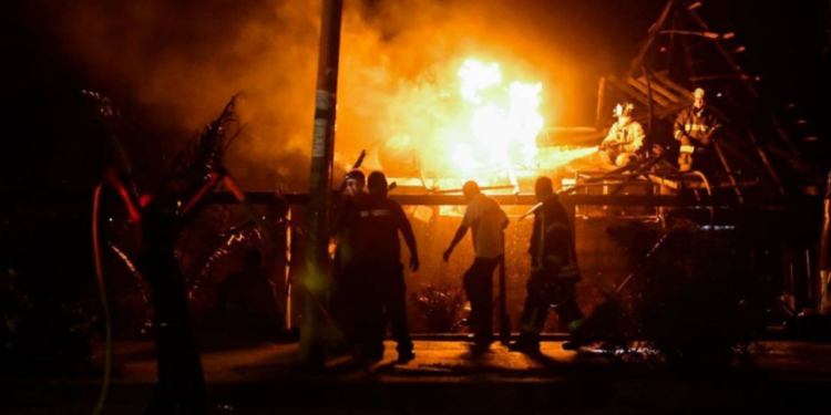 Muere matrimonio con su bebé de 3 años al incendiarse su casa por una veladora