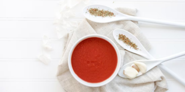 El neutralizador de la acidez para la salsa de tomate; advierten del uso de azúcar