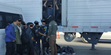 Localizan a 257 migrantes dentro de tractocamión en Chihuahua