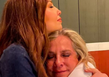 Critican a Thalía por llegar maquillándose al sepelio de su hermana Ernestina Sodi: “Más preocupada por verse bien”