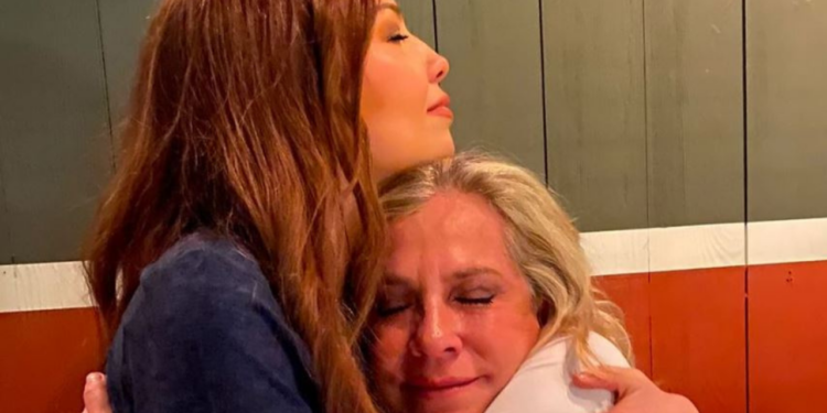 Critican a Thalía por llegar maquillándose al sepelio de su hermana Ernestina Sodi: “Más preocupada por verse bien”