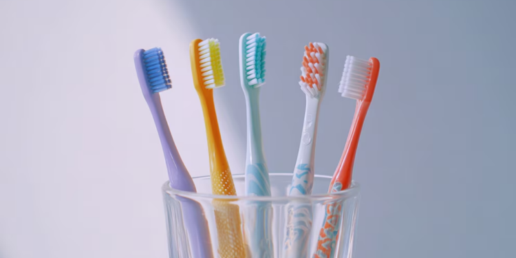 Conoce los virus que viven en los cepillos de dientes, en la regadera y las enfermedades que generan