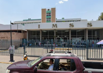 Mujer da a luz en baños de un hospital del IMSS en SLP; estuvo esperando 4 horas para ser atendida