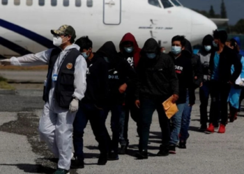 Mexicanos lideran deportaciones desde EU en octubre, con la cifra más alta en una década