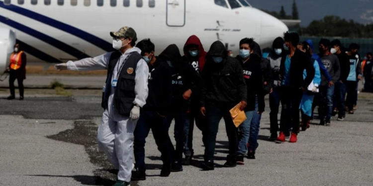 Mexicanos lideran deportaciones desde EU en octubre, con la cifra más alta en una década