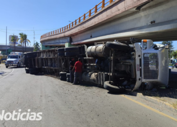 Se vuelca tráiler bajo el puente de la corona por la México 15 en Mazatlán