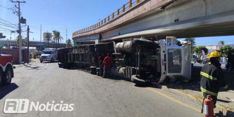 Se vuelca tráiler bajo el puente de la corona por la México 15 en Mazatlán