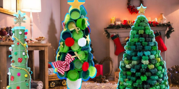 3 ideas con materiales reciclados para poner un árbol de Navidad sin utilizar un pino natural o artificial