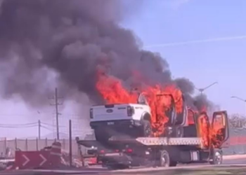 Se incendia grúa que transportaba una camioneta en Culiacán