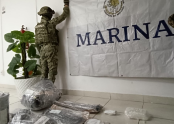 Armada de México localiza una camioneta con armamento, chalecos tácticos, presunta droga, cartuchos y poncha llantas en Culiacán