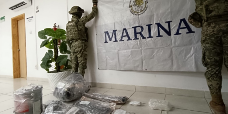 Armada de México localiza una camioneta con armamento, chalecos tácticos, presunta droga, cartuchos y poncha llantas en Culiacán