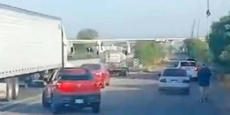 Balacera paraliza el tráfico en carretera de Culiacán, Sinaloa