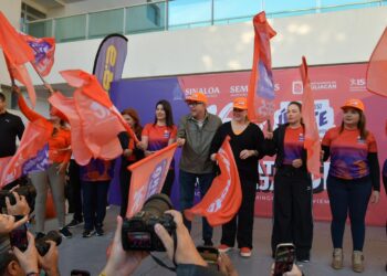 Rocha Moya da el banderazo inicial de La Caminata Naranja