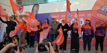 Rocha Moya da el banderazo inicial de La Caminata Naranja