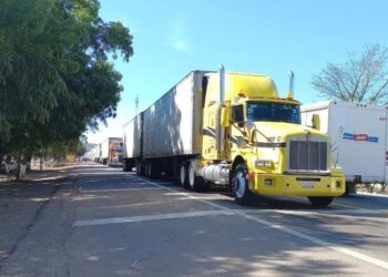 Bloquean la Carretera Culiacán – Mazatlán a la altura de la Cruz y arrojan ponchallantas