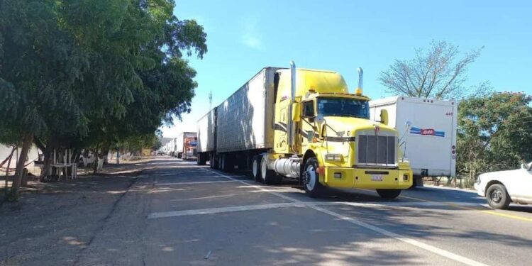 Bloquean la Carretera Culiacán – Mazatlán a la altura de la Cruz y arrojan ponchallantas