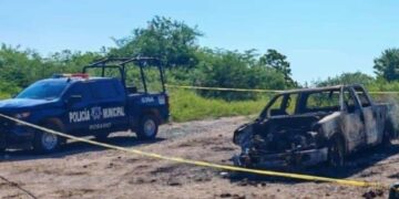 Localizan camioneta calcinada con un cuerpo tras enfrentamiento en San Marcos Otatitan, El Rosario