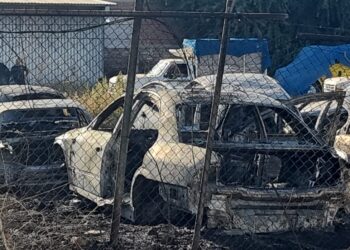 Trece vehículos resultan dañados por un incendio de un yonque en la colonia 21 de marzo en Culiacán