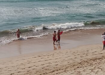 Turista de Michoacán es puesto a salvo en playa de Mazatlán