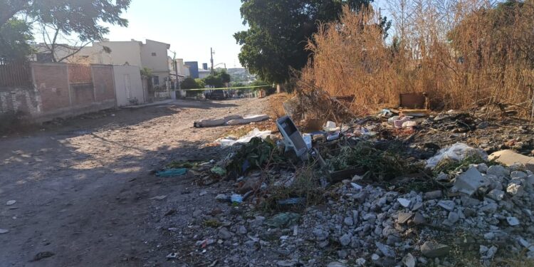 Localizan a hombre sin vida envuelto en una cobija en Culiacán