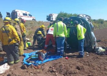 Dos personas resultan lesionadas al volcar en la Maxipista en la sindicatura de Costa Rica en Culiacán